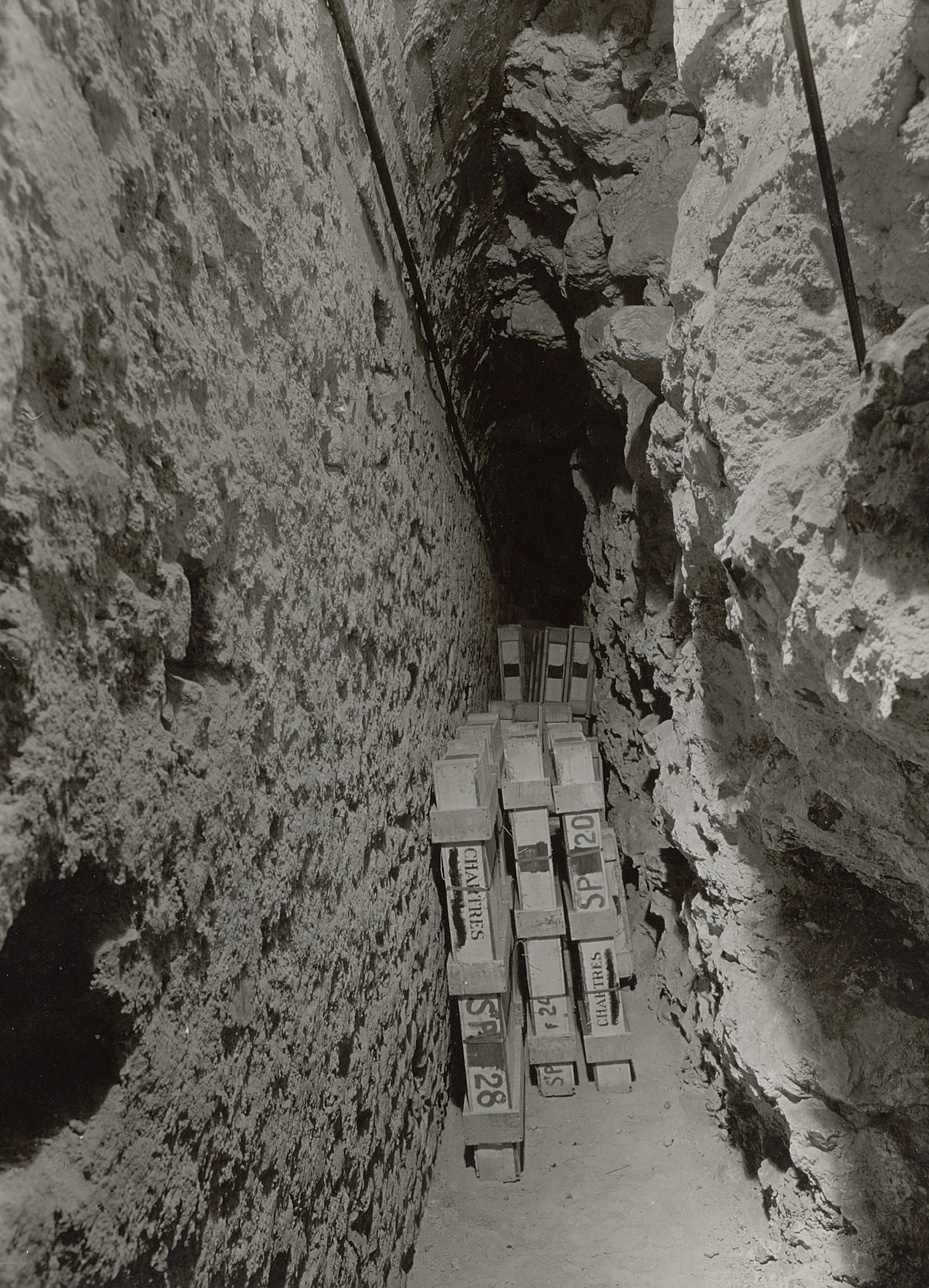 Vitraux de la cathédrale de Chartres entreposés dans la crypte