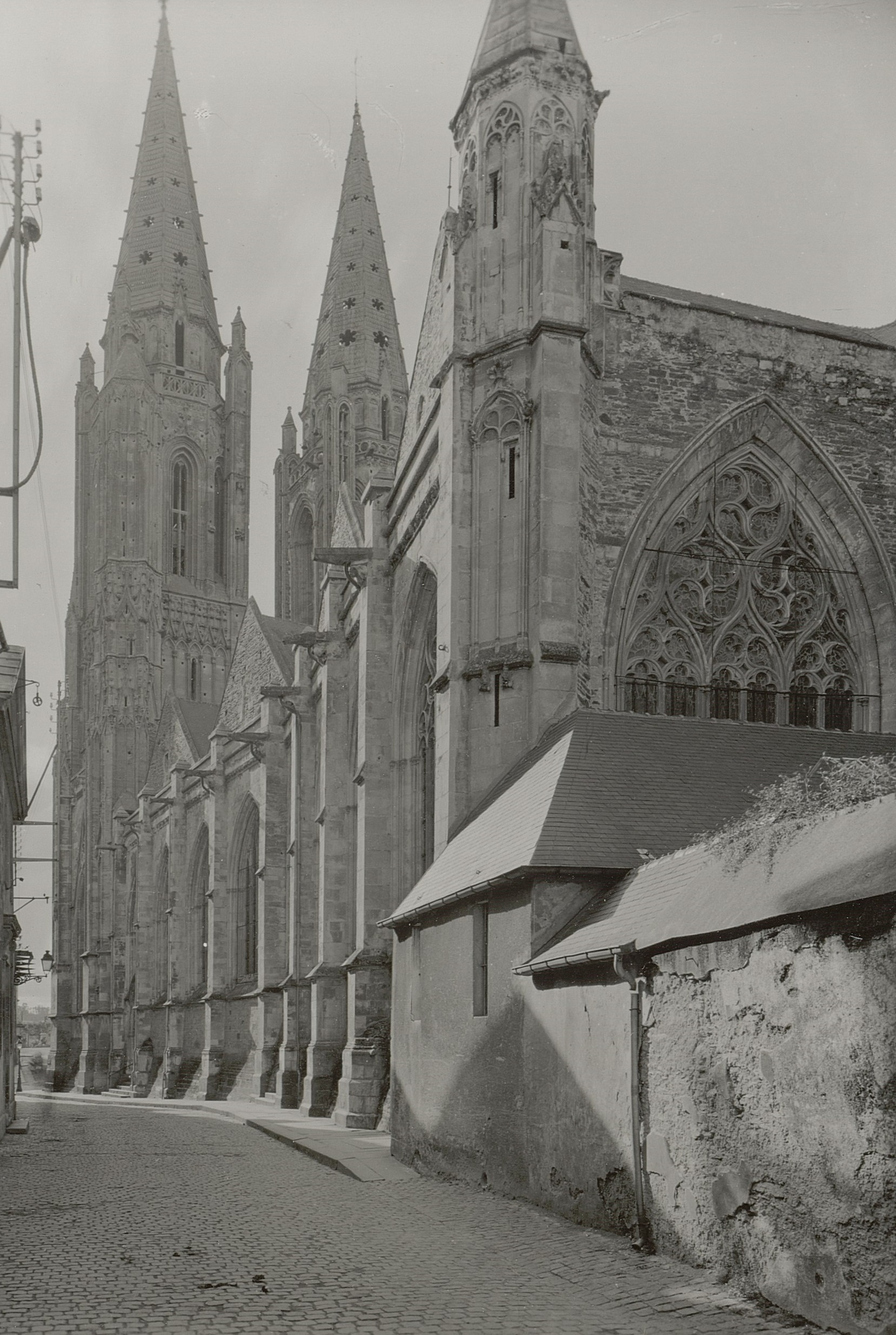 La cathédrale de Saint-Lô avant sa destruction partielle