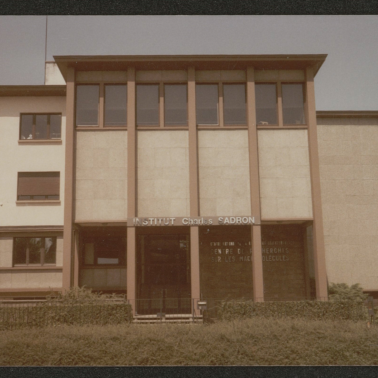 Photographie couleur de la façade du bâtiment de l'Institut Charles Sadron