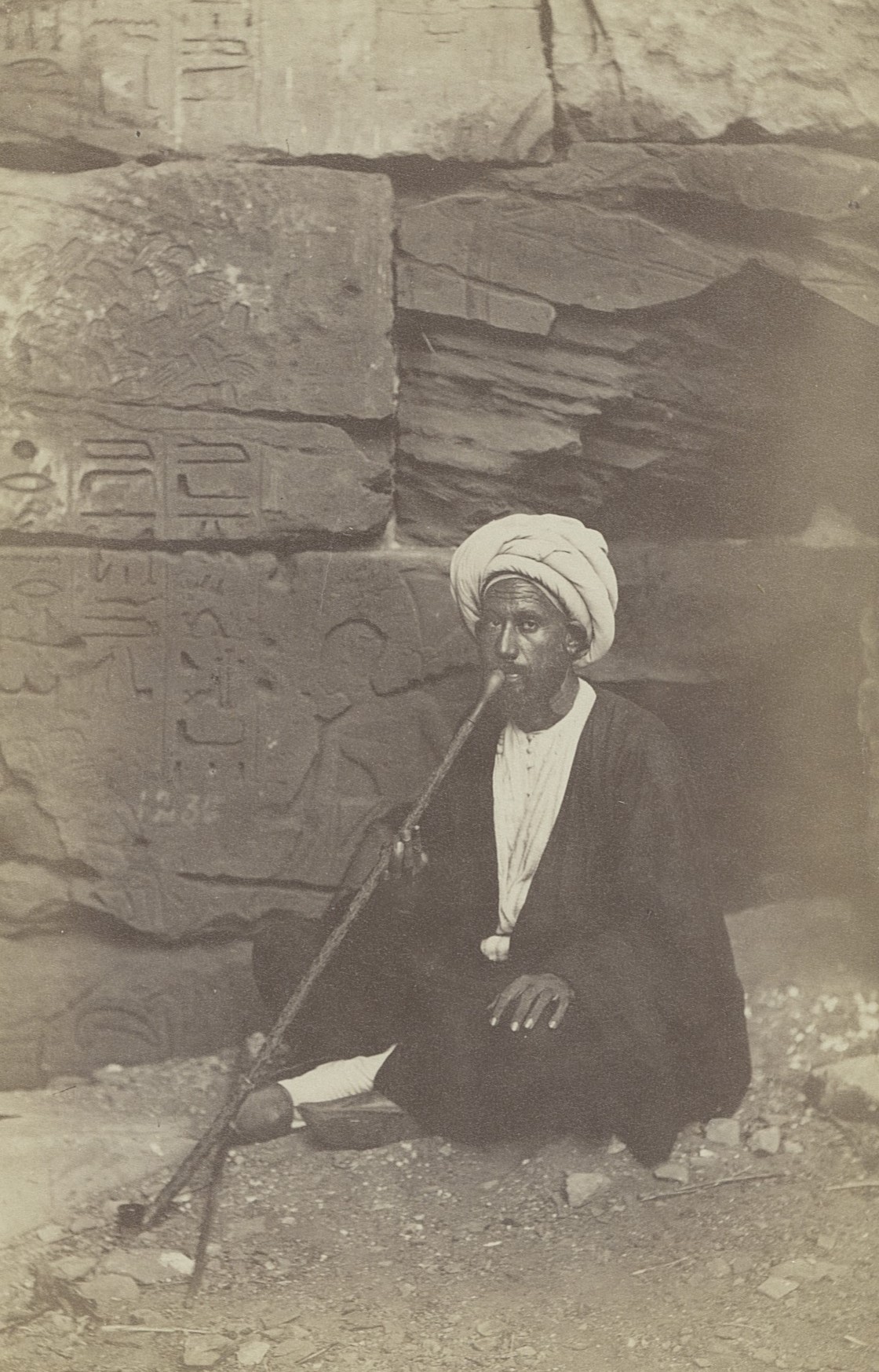 Autochtone assis devant une ruine