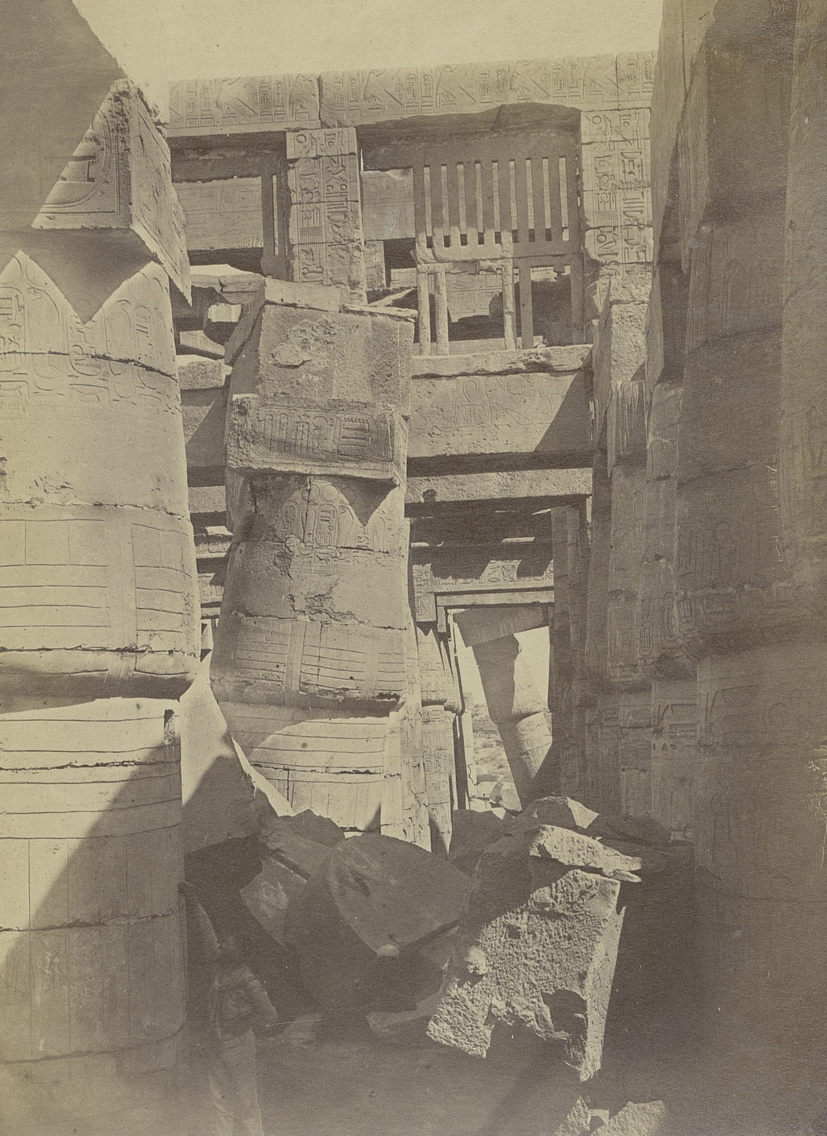 Vue intérieure du temple de Karnak